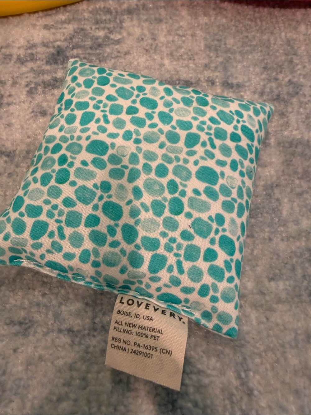 Lovevery 6-piece ring toss with matching colorful bean bags - Picture 2 of 2